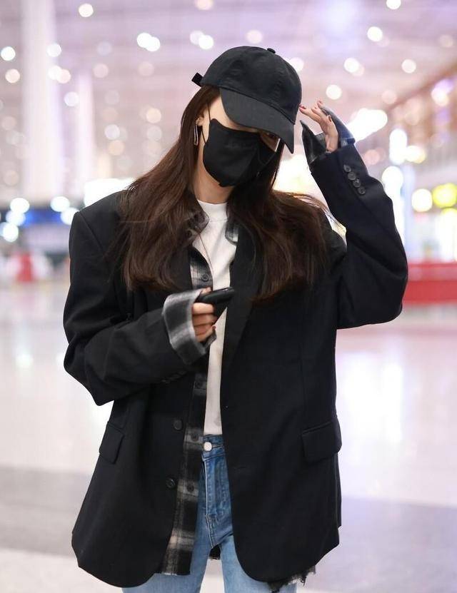 场合|孙怡不愧是时尚辣妈，身穿西装牛仔裤走机场，高挑身材轻松驾驭