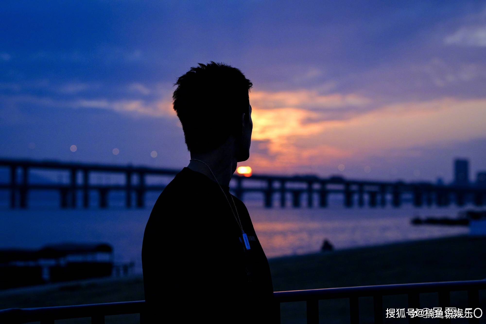 21岁吴磊晒海边落日照背影意境十足朝气蓬勃的少年感好喜欢