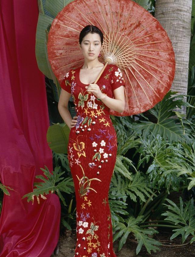 垫肩|巩俐29年前旧照曝光,一袭裹身红裙优雅动人,真有古典美人韵味