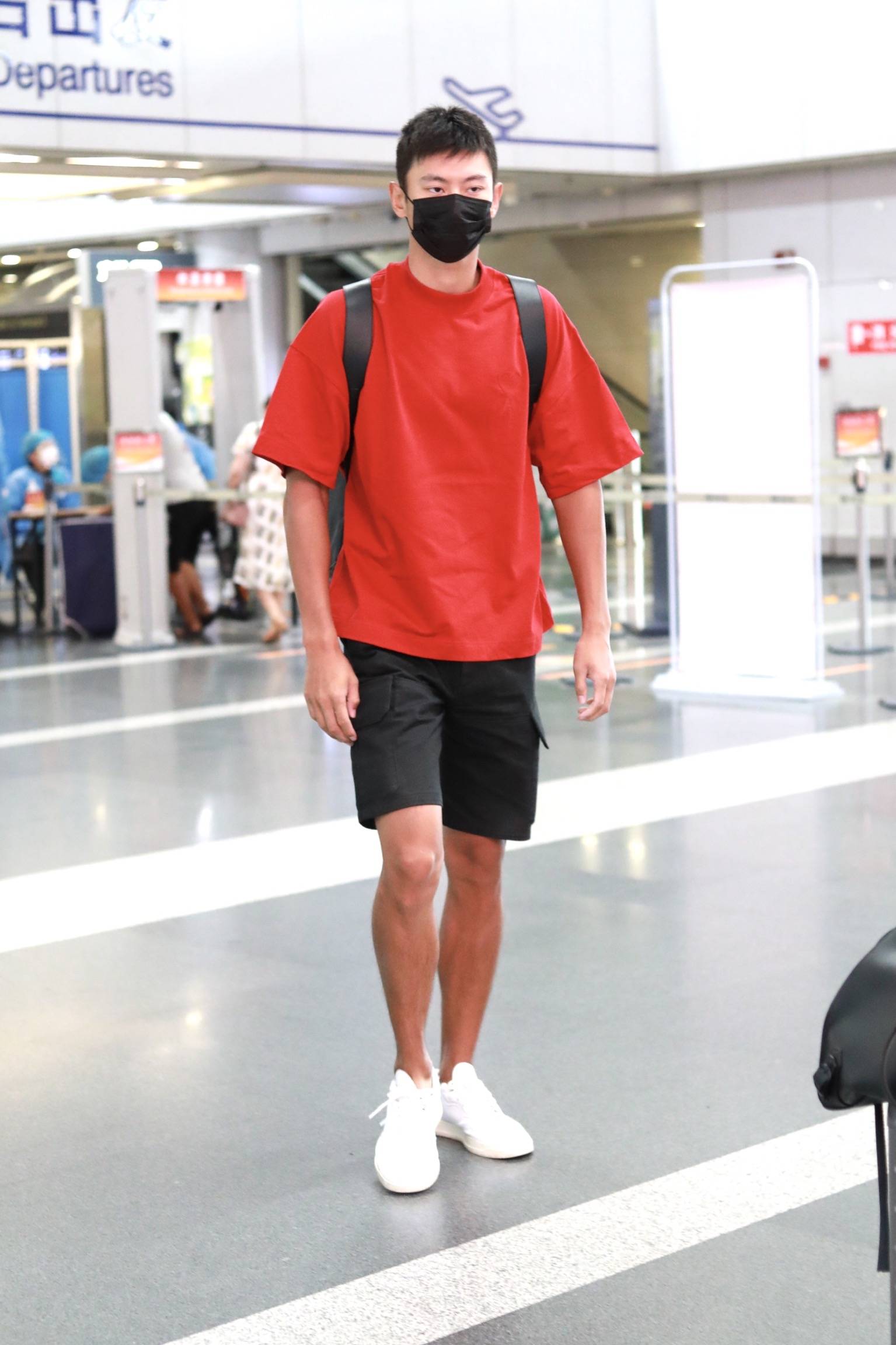 宁泽涛奥运期间穿大红t超man亮相 健康肤色状态佳