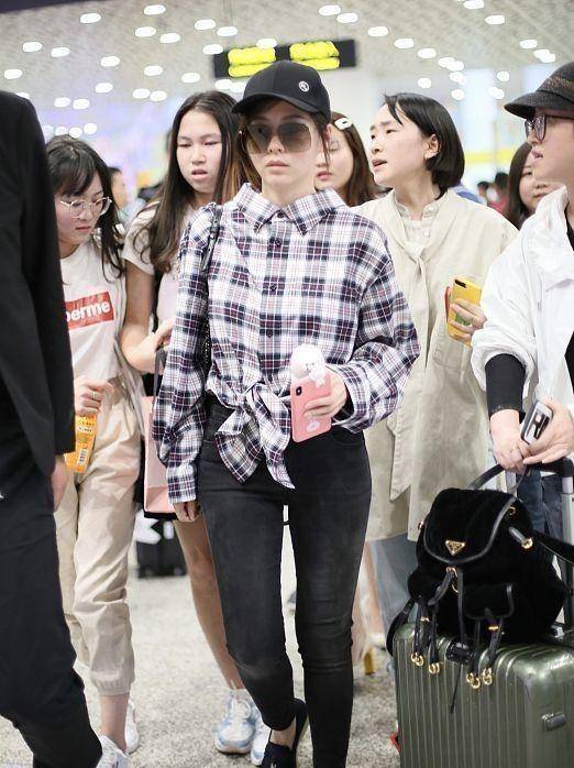 一身|张靓颖的造型真显身材，一身黑的搭配气场十足，“铅笔腿”真惹眼