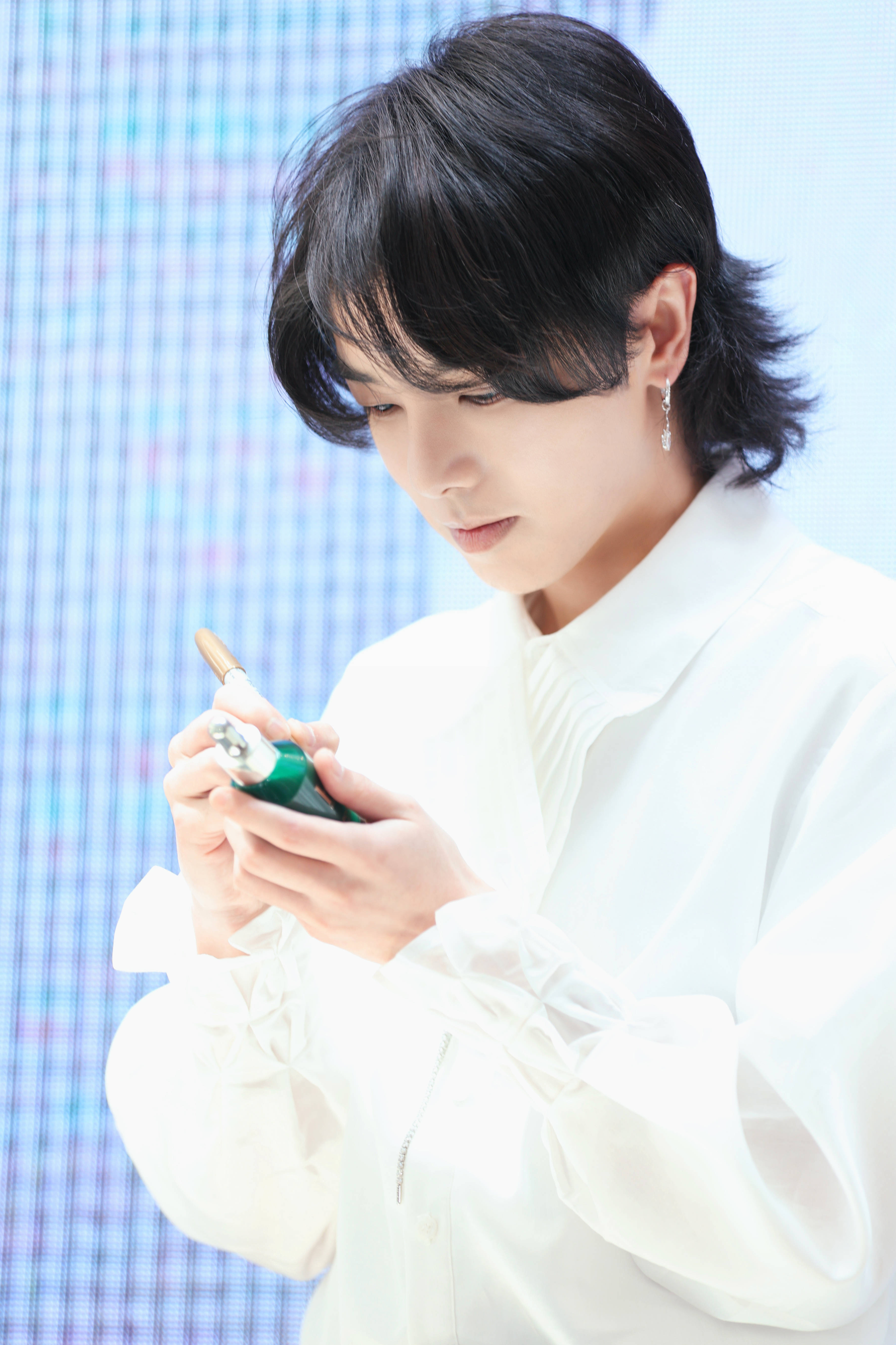 论华晨宇和白衬衫的适配程度气质绝了