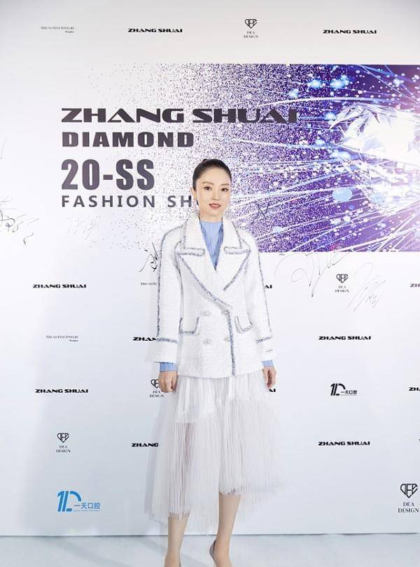 黑色|董璇和女儿感情真好,同穿黑白装手牵手走机场,女儿小酒窝太可爱