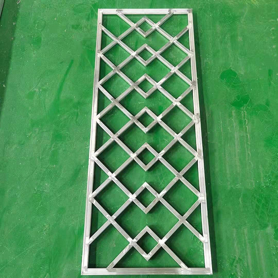 这种铝合金焊接花格好看,但做工很费事「冠墅阳光」