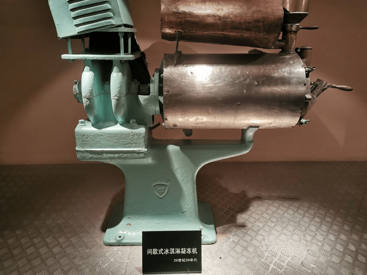 20世纪50年代 糖衣机20世纪50年代初生产的"光明牌"罐头,代乳粉,奶粉