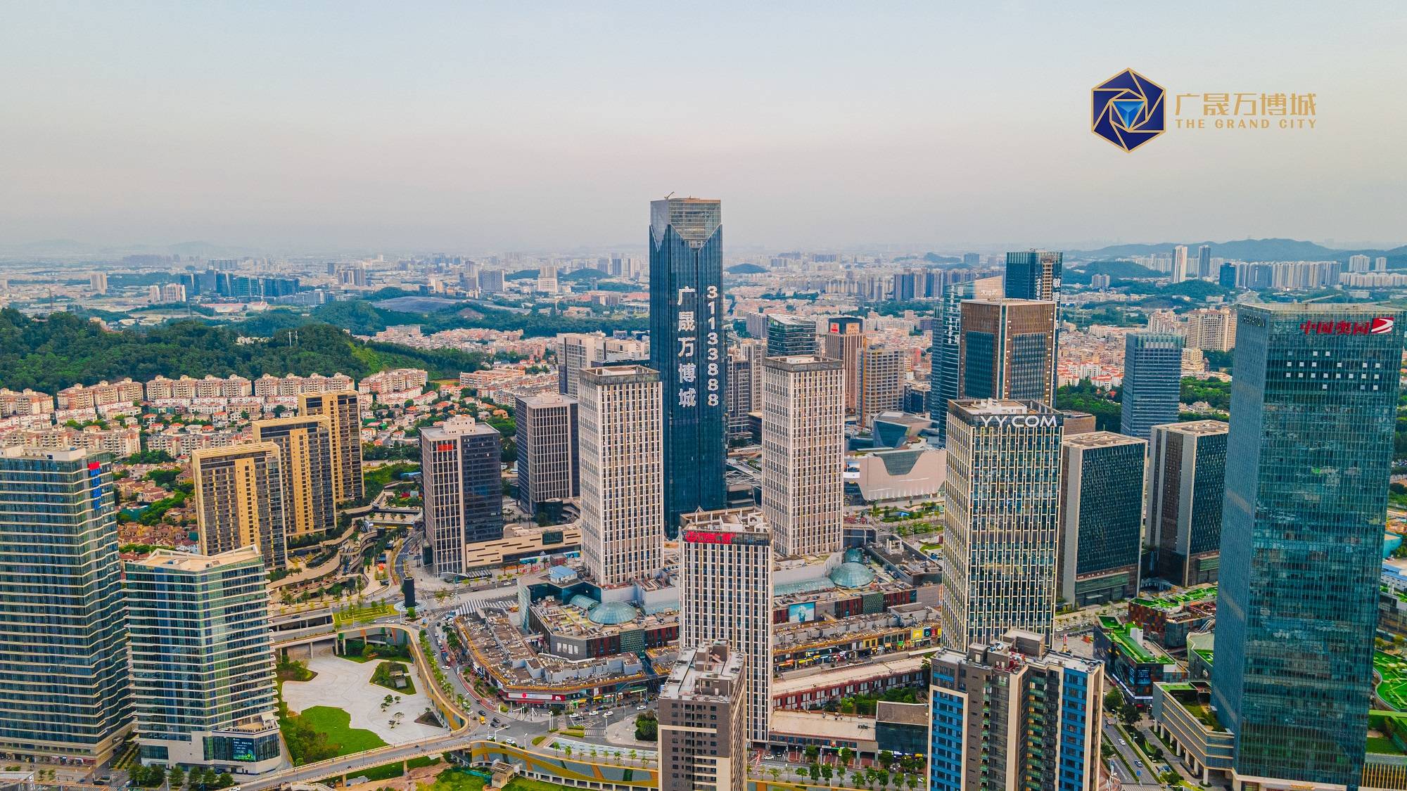 以约266米的天际线高度矗立于广州南部,可360°览盖万博cbd全景.