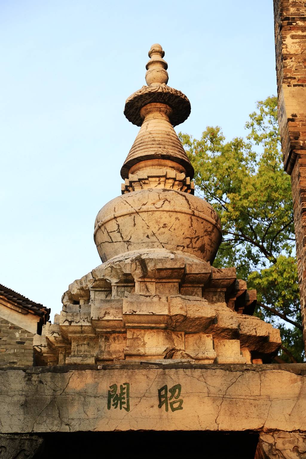 石塔塔基的东西两面都刻有"昭关"两个字,故称"昭关石塔"