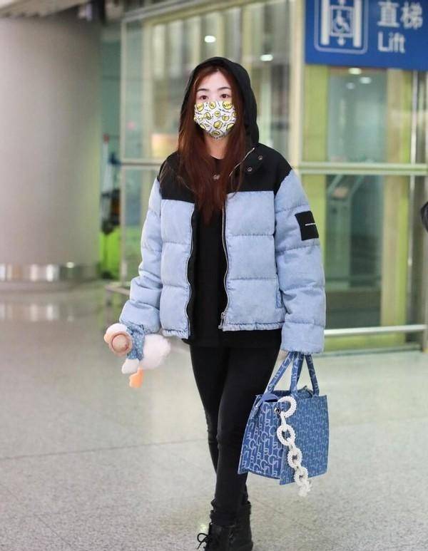 张含韵|张含韵真有30多了？穿萝卜色羽绒服跟小姑娘似的，也太可爱了