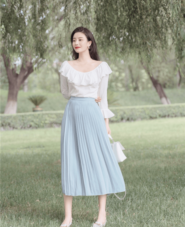 脚踝|今年突然火了一种穿法,叫“脚踝裙+低跟鞋”