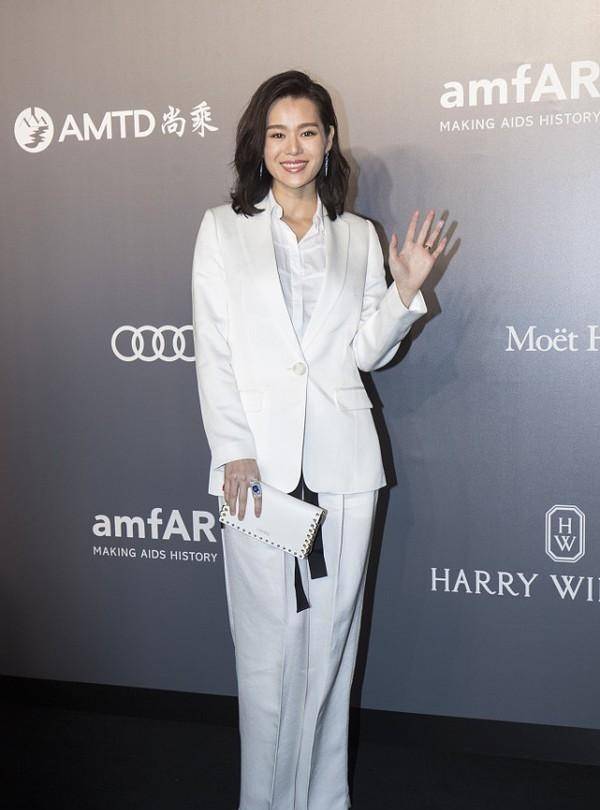 黑色|胡杏儿为捞金真是拼，挺8月孕肚现身记者会，一身西装还挺显瘦