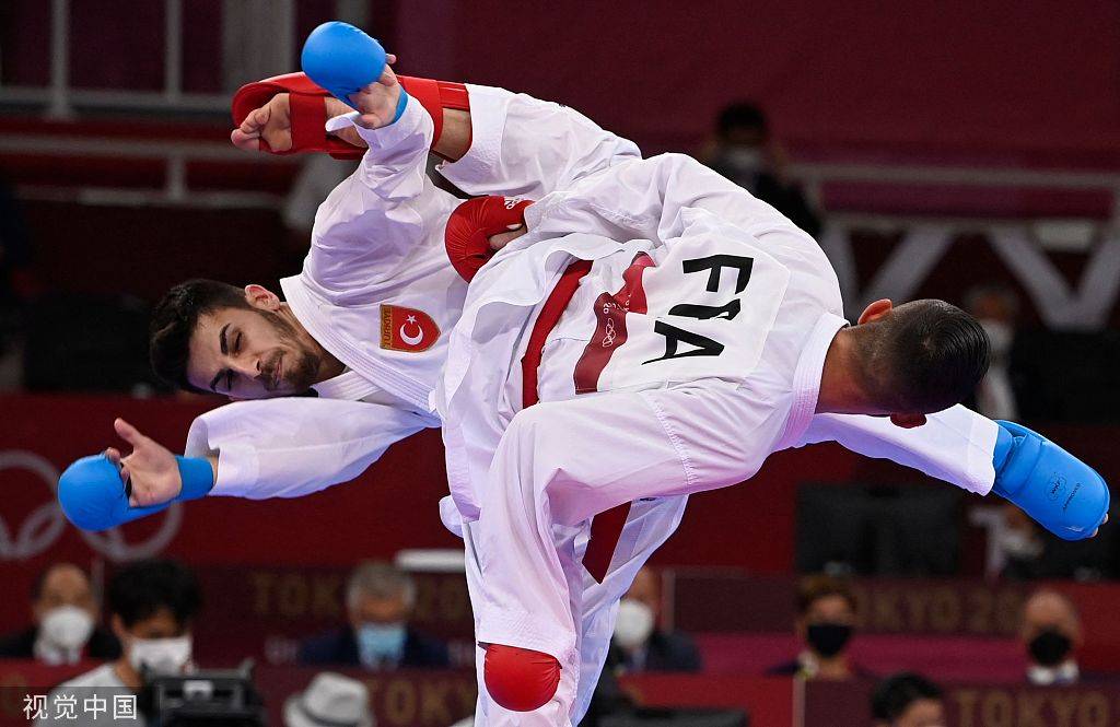 空手道男子组手67公斤级:达-科斯塔送"一本"夺金