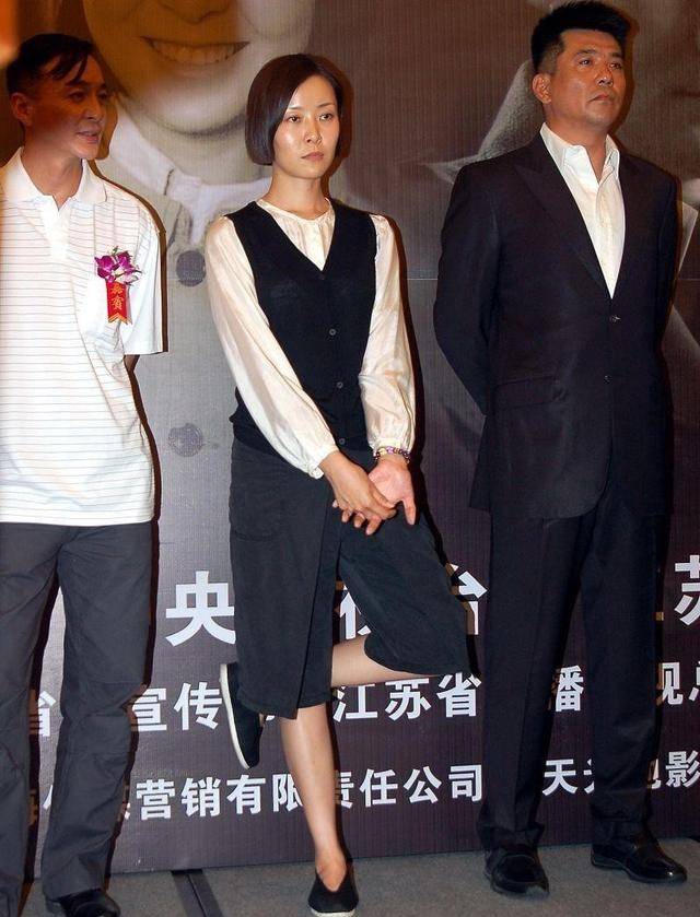 因为|女人还是优雅点好，柯蓝就算顶着老气的发型，依旧给人高贵感