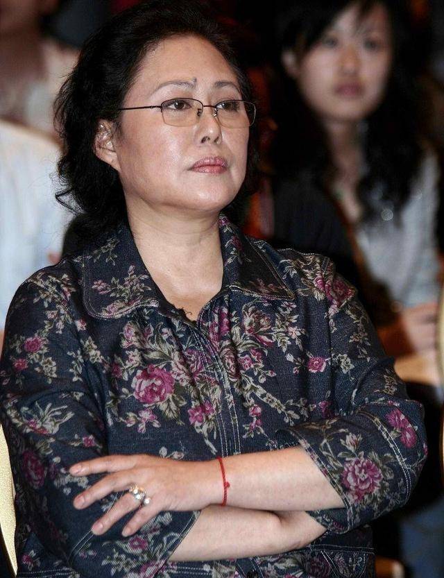 斯琴高娃|斯琴高娃气质真优雅，手拄拐杖依旧站得挺拔，不愧是老艺术家