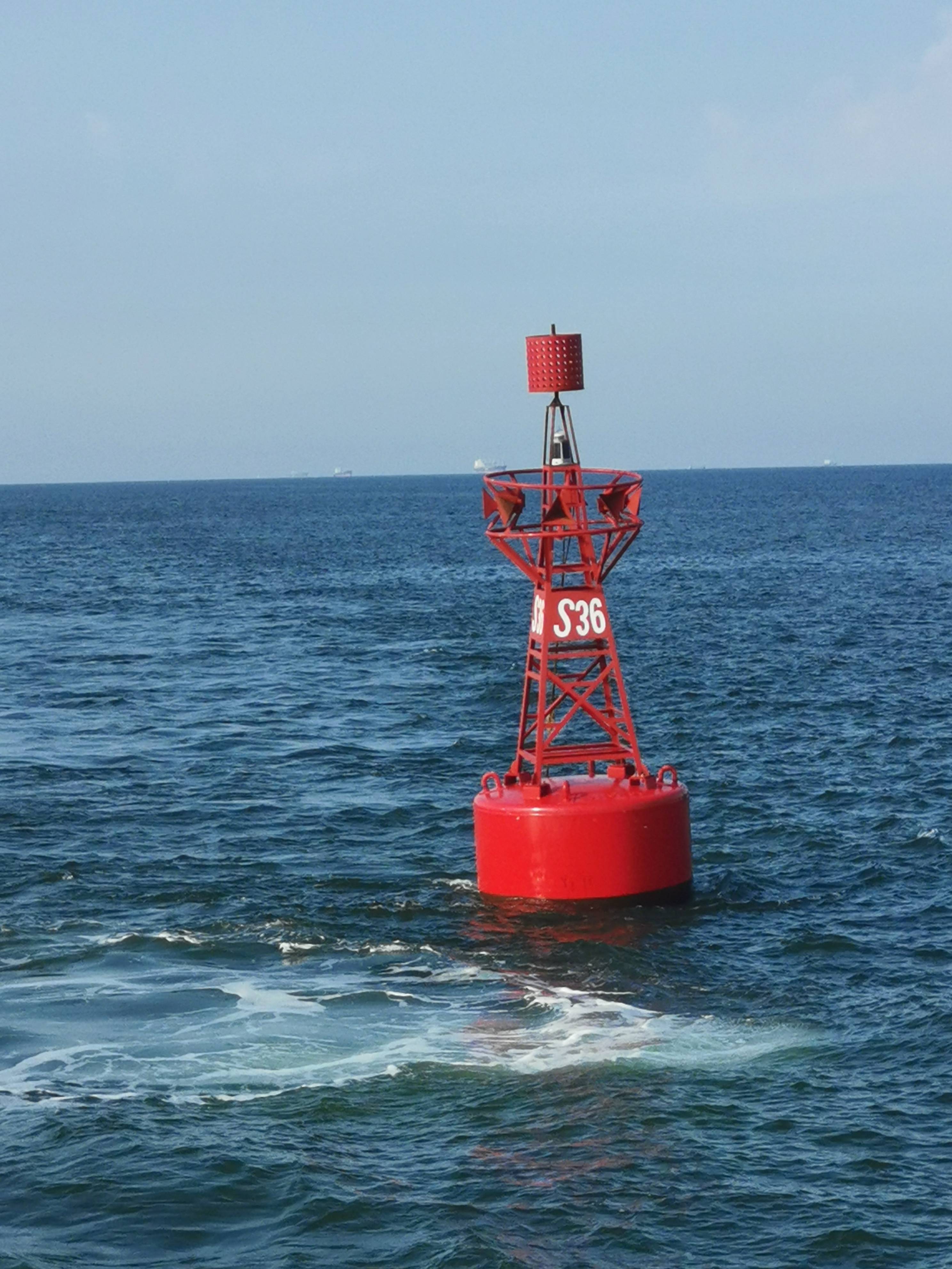 烟花过后青岛航标处应急抢险确保30万吨巨轮顺利进港靠泊