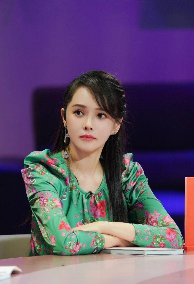 建议|伊能静这造型咋回事？绿色大衣上加个西瓜纹，看着还挺时髦的