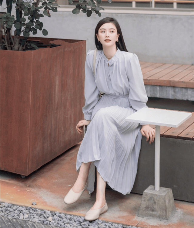 脚踝|今年突然火了一种穿法,叫“脚踝裙+低跟鞋”