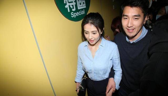 西裤|高圆圆赵又廷虽然是姐弟恋，但手拉手出行真登对，高圆圆看着真嫩