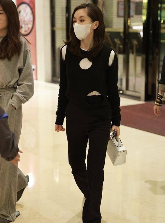 黑色|王子文晒男友做饭视频，两人感情真让人称羡，难怪王子文越来越美