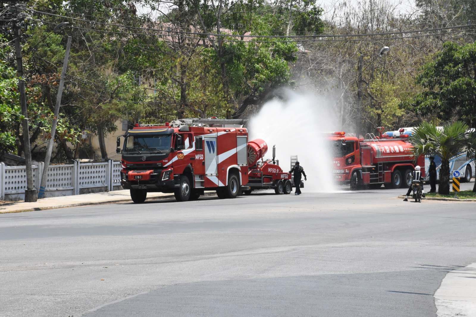 缅甸消防的先进装备在仰光街头喷洒消毒液的luf60无人消防车