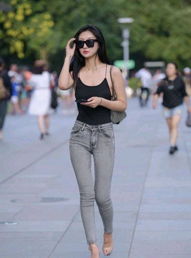 大姐|30岁的大姐,露背吊带背心搭配紧身牛仔裤,有点过于前卫了