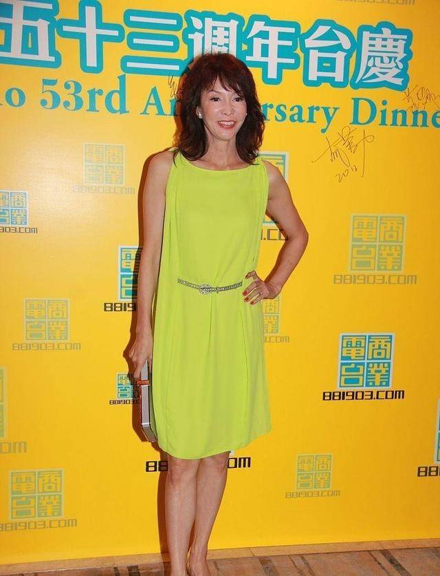 金色|有一种美丽叫郑裕玲,虽是57年的但没咋变样,穿荧光色也不显黑