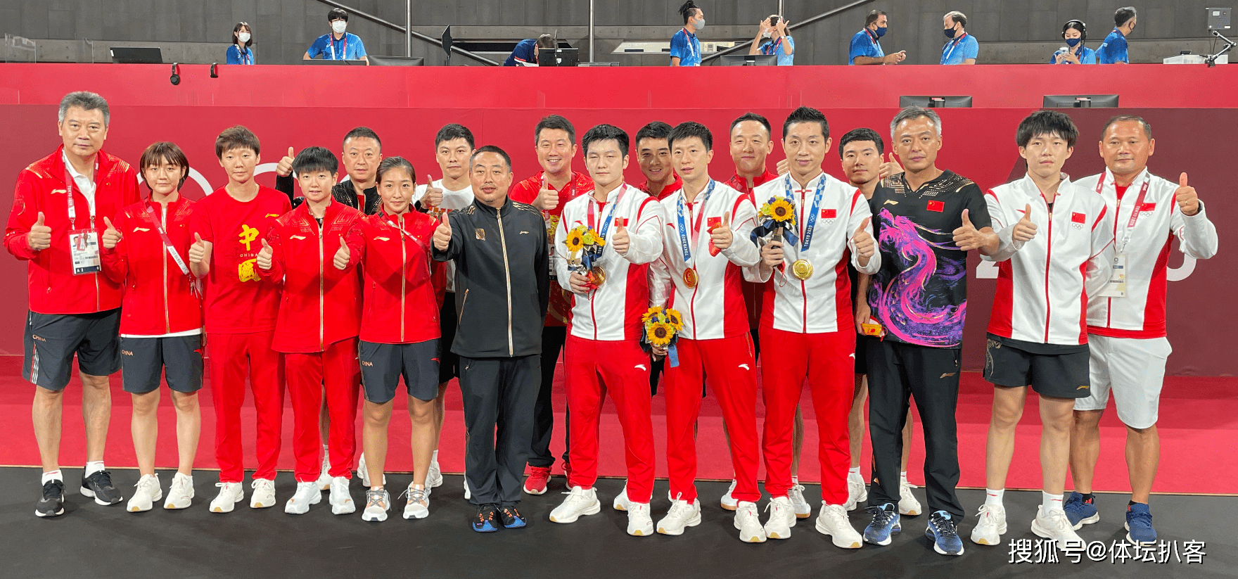 国乒合影刘诗雯c位,樊振东想删照片_乒乓球