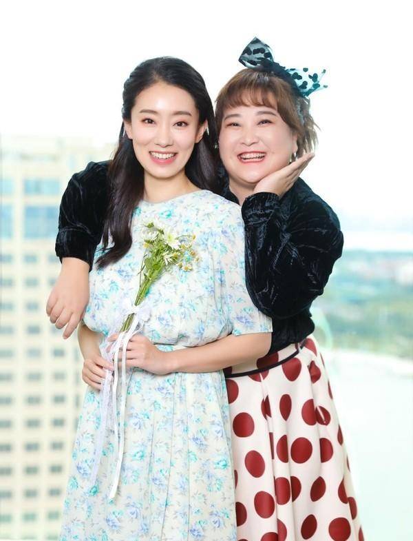 张小斐|张小斐贾玲合体路演，同穿裙子秀闺蜜感情，一胖一瘦好互补
