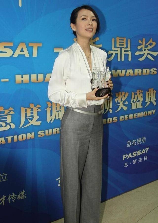 服装|章子怡转型幕后了，一头微卷短发出席活动，虽眼窝深陷但气质优雅