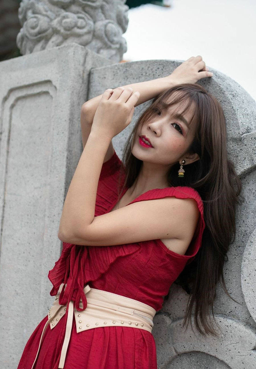 显得|红色的连衣裙V领的设计，露出胸口与锁骨，很有夏日的味道