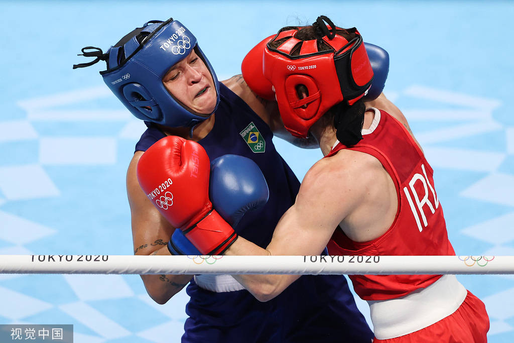 高清图:拳击女子轻量级 爱尔兰选手哈林顿夺冠