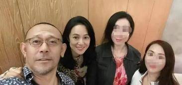 黑色|姜文和妻子甜蜜出游，两人私下打扮接地气，久违露面也这么恩爱