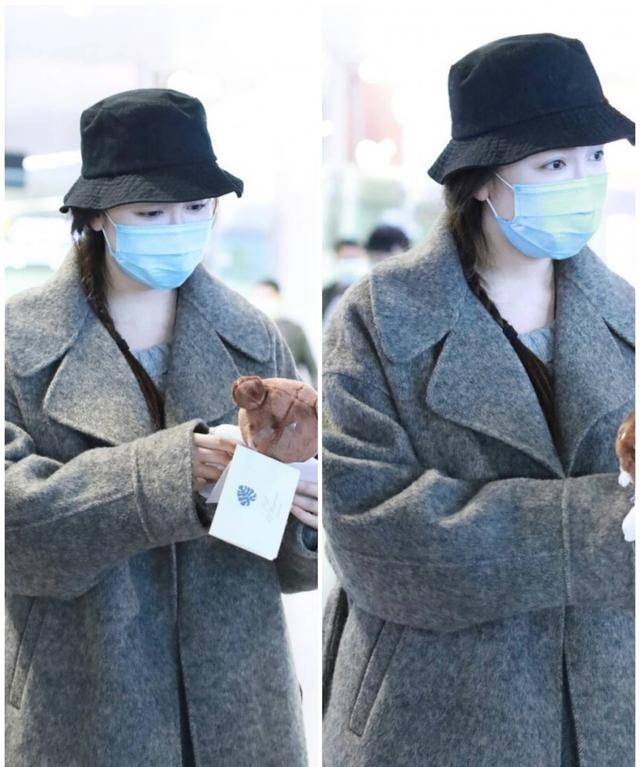 娄艺潇|娄艺潇身材还挺好，穿得鼓鼓囊囊也不显胖，手拿玩偶太可爱