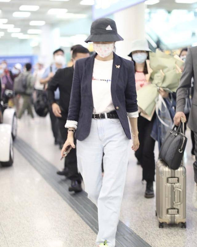 服装|主持人也挺会保养的，周涛素颜也挺能打，穿西装真挺干练的