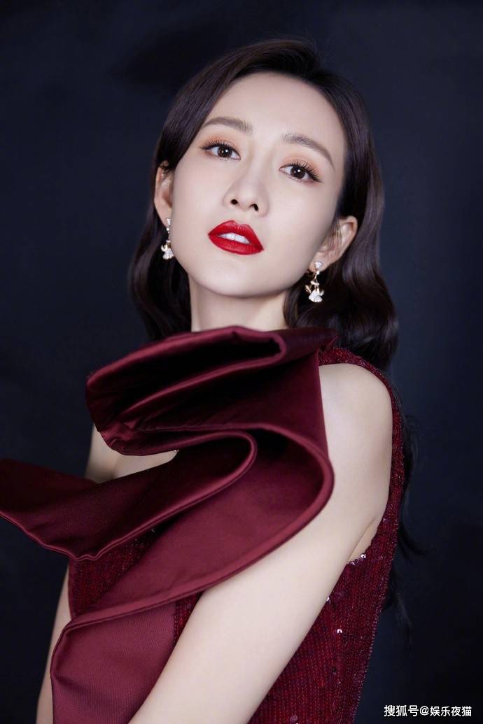 女星王鸥穿复古玫瑰鱼尾裙写真，红唇欲滴美腿撩人-搜狐大视野-搜狐新闻