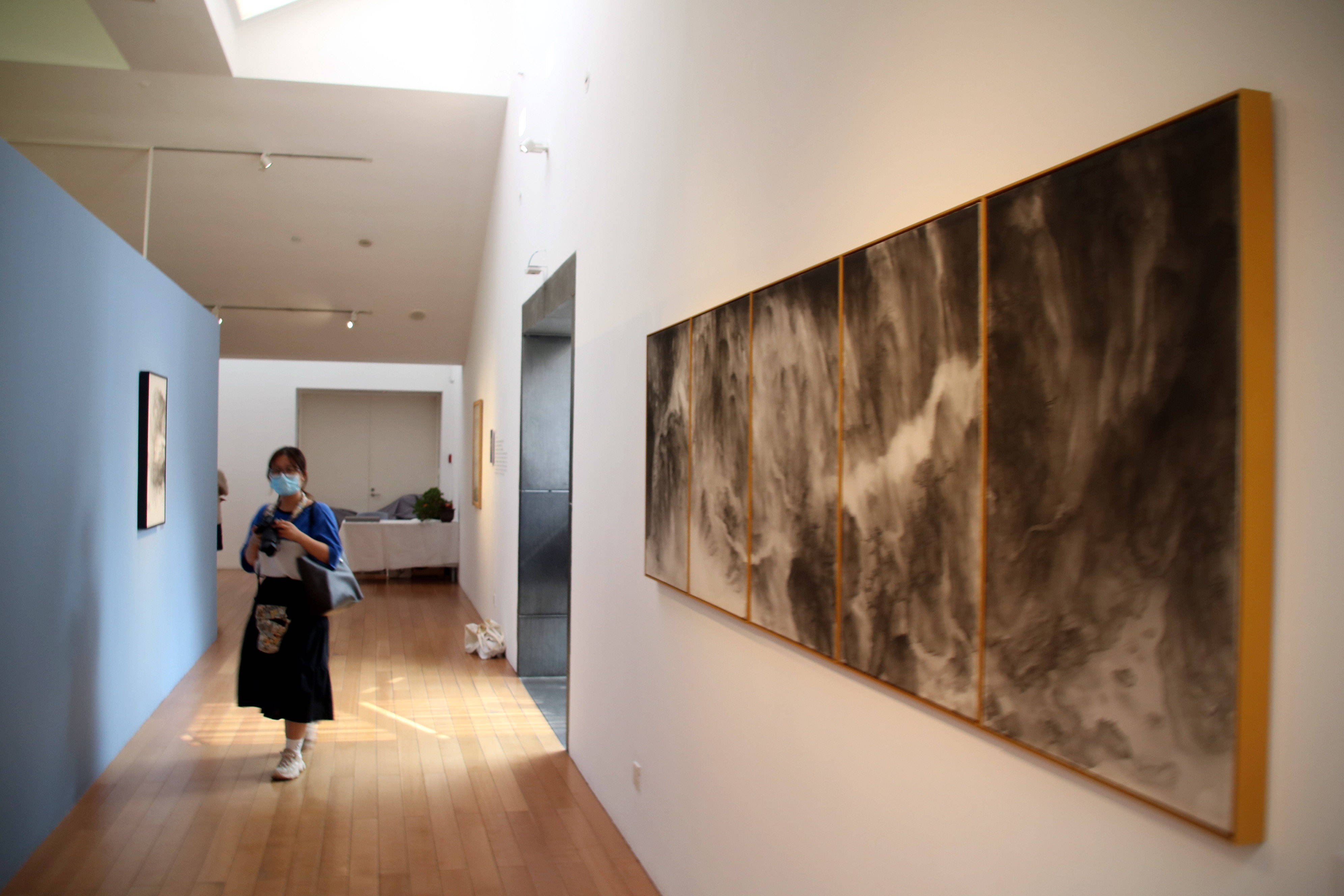 "延月梳风——丘挺作品展"亮相江苏苏州博物馆现代艺术厅_展览