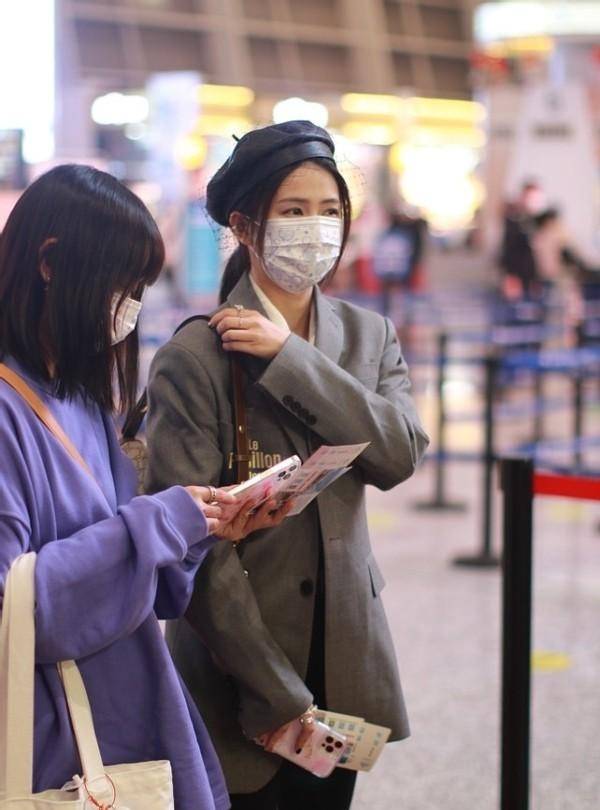 白鹿的脸也太小了,戴普通规格的口罩还有缝,真让人羡慕