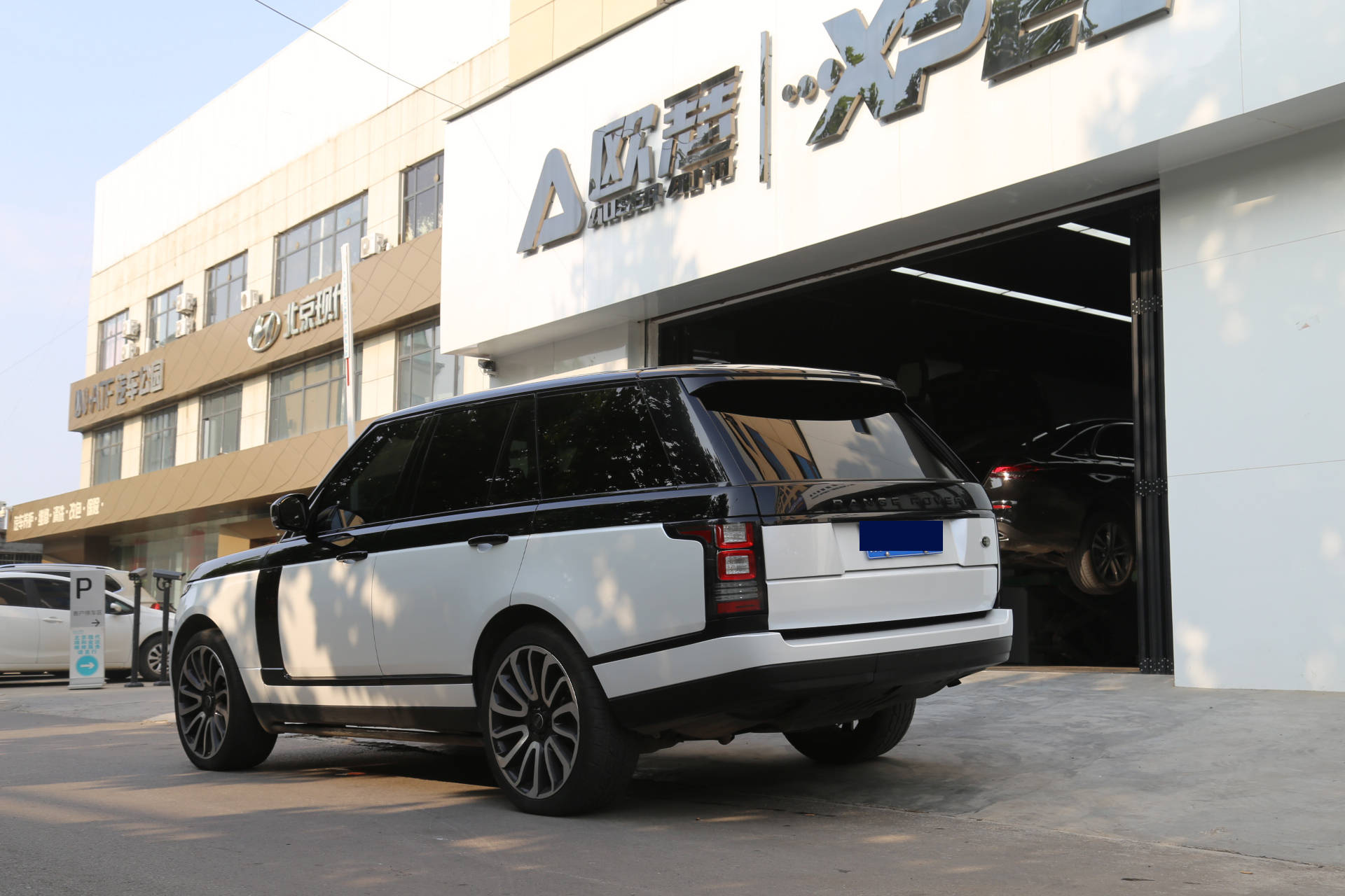 霸气来袭路虎全车改色贴膜双拼上黑下白经典搭配