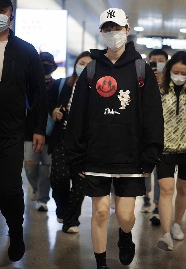 黑色|李宇春的175身高真不白给，穿长大衣飘逸又帅气，气场太强了
