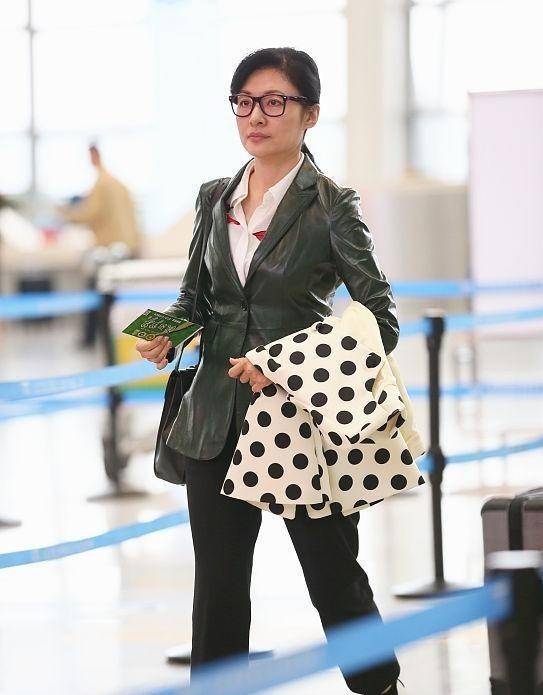 服装|主持人也挺会保养的，周涛素颜也挺能打，穿西装真挺干练的