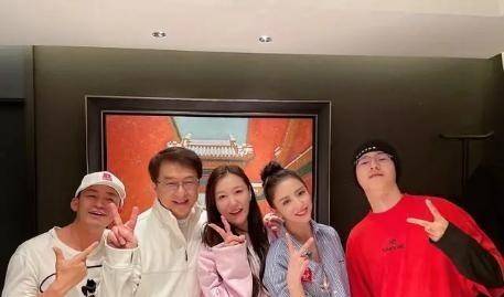 佟丽娅|佟丽娅与老公陈思诚合体现身聚会，庆祝唐探3大卖，佟丽娅太靓丽