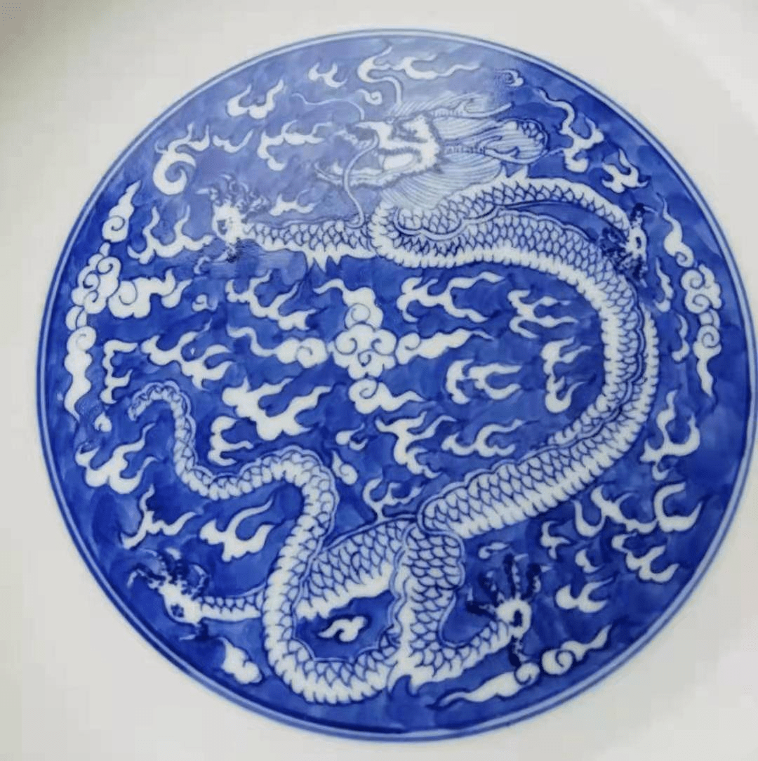 大清康熙年制郞廷极写字款青花云龙纹盘精品欣赏