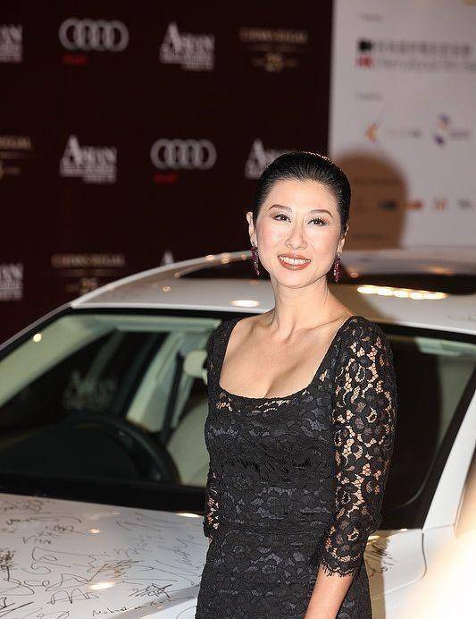 曲线|叶倩文真是不服老,穿这么“紧”的蕾丝裙,好在一点赘肉都没有