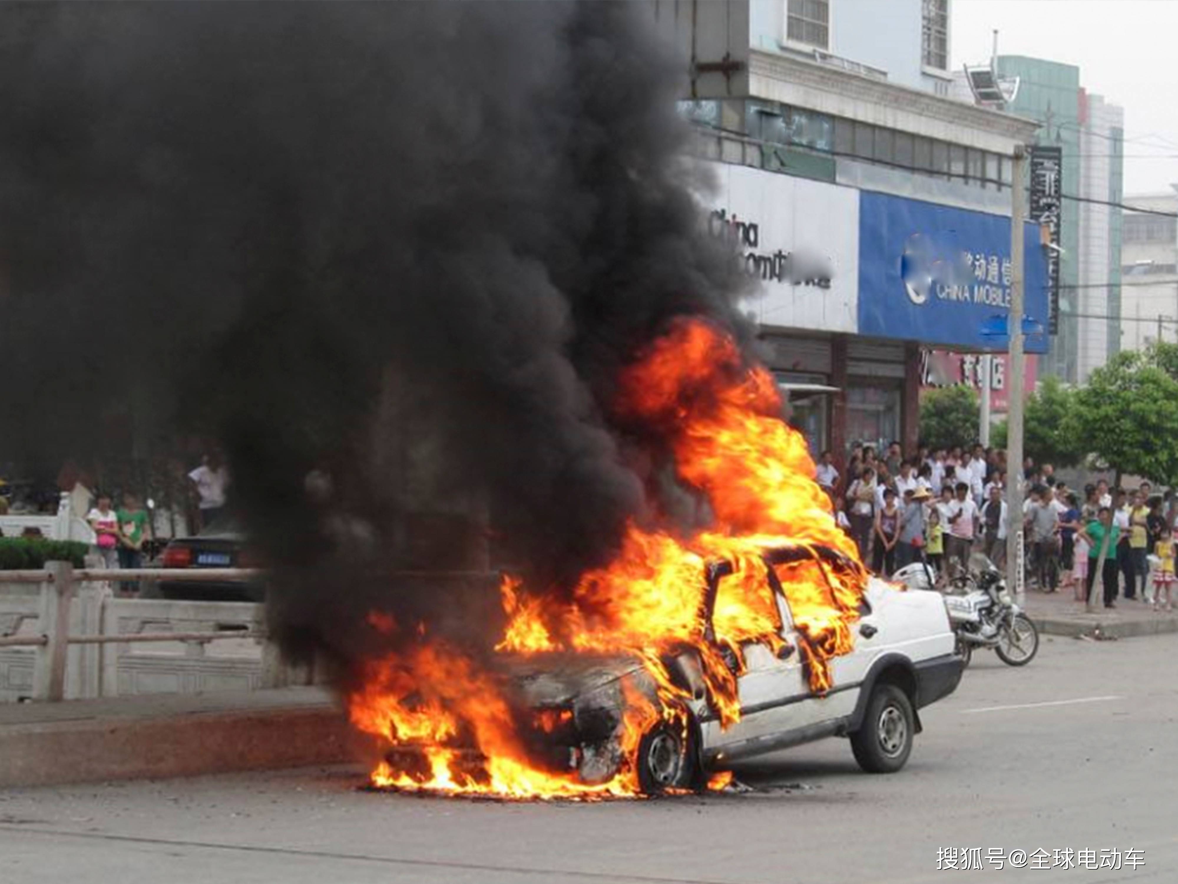 车子在半路着火怎么办揭秘汽车自燃的四个原因和应对方法