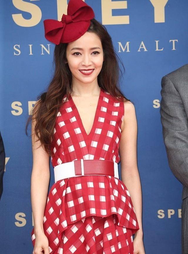 套装|侯佩岑扮嫩有一套，就算穿着妩媚的红裙，头上戴蝴蝶结却显嫩不少