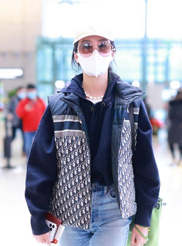 建议|杨采钰戴墨镜酷似刘亦菲,私下穿牛仔裤配棉服走机场,随性又自然
