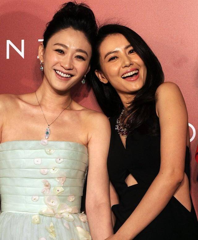 李小冉|李小冉出席活动穿得似新娘,和高圆圆秀姐妹情,两人都很美