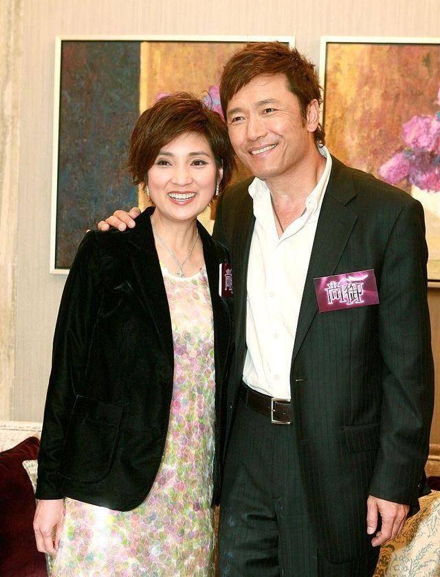 老公|幸福的女人真美，戚美珍和老公在一起笑容藏不住，一脸幸福的样子