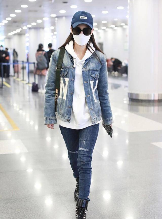 黄圣依|黄圣依真会扮嫩,羊羔绒夹克配牛仔裤清爽减龄,哪像俩孩子的妈