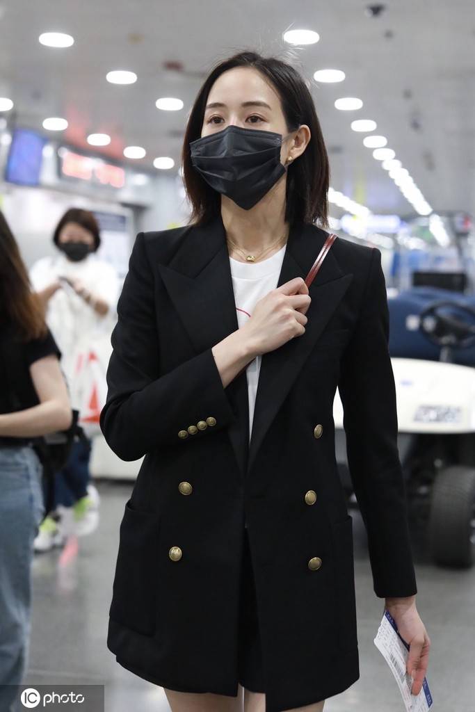 张钧甯身穿白t黑西装外套搭配黑色短裤大秀长腿