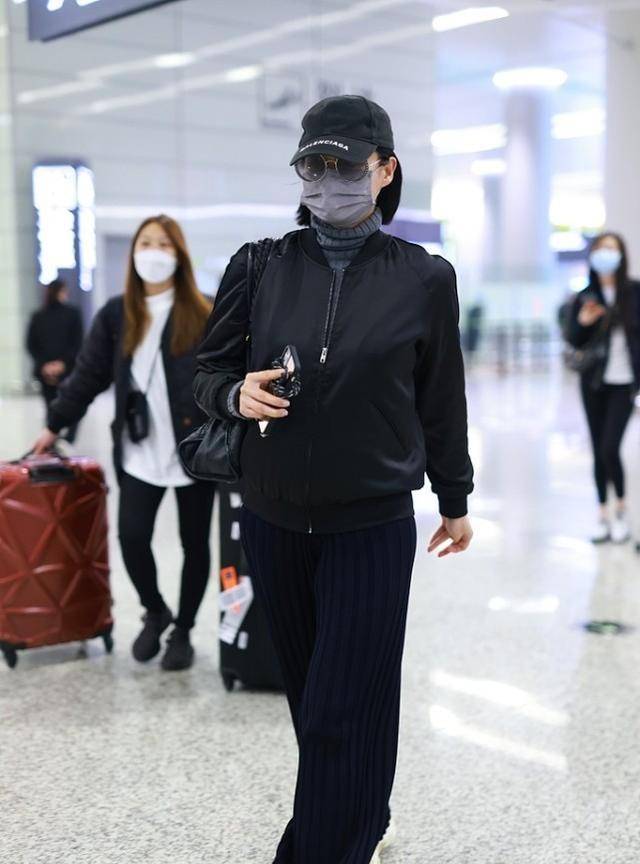 黑色|胡杏儿为捞金挺7月孕肚走机场，轻装上阵有经验，看不出是第三胎